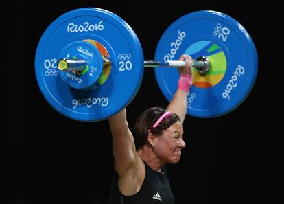 Sofia Rito, do Uruguai, na prova de levantamento de peso categoria até 53 kg feminino.