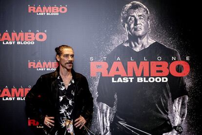 <p>Es una de las caras más reconocibles del audiovisual español, donde ha encabezado producciones como la premiada <em>Noviembre</em> de Achero Mañas. Sin embargo, su nombre aparece cada vez más asociado a producciones norteamericanas como la comedia de Amy Schumer <em>Snatched</em>, <em>Rambo: Last blood</em> y <em>Piratas del Caribe</em>, donde trabajó con Johnny Depp. Un nombre más en la larga lista de estrellas con las que se ha codeado y que incluye a Robert de Niro, Matt Damon o Bruce Willis. Lo achaca a varios motivos. <a href="https://elpais.com/elpais/2017/04/03/icon/1491242718_375087.html">Primero a su aspecto</a>. “En EE UU mi cara no es común y por eso me han dado más trabajo. En España casi todos los días hay alguien que me dice por la calle: ‘¡Coño, te pareces a mi primo!”. Y después, a la falta de proyectos interesantes, algo de lo que culpa a las instituciones: "Las altas esferas gubernamentales intentan destruir nuestro cine. Solo respetan a los toreros. Y ya me dirás tú qué artistas son esos”. Entre España y Estados Unidos encuentra una diferencia fundamental: la manera en la que los fans reaccionan ante las celebridades. “Recuerdo andar por la Quinta Avenida con Benicio del Toro en Nueva York, una vez que íbamos a una tienda de discos, la mar de tranquilos. Por una casualidad me di la vuelta y la ciudad estaba paralizada mirándolo. Ahí entendí el respeto”, <a href="https://elpais.com/elpais/2019/11/26/icon/1574768626_690164.html">declaró a ICON</a>. Y también una anecdótica: la manera en la que la prensa reacciona ante él. “Siempre me han criticado", <a href="https://smoda.elpais.com/celebrities/vips/oscar-jaenada-vox-ha-conseguido-unir-la-comedia-con-la-politica/">declaró a S Moda</a>. "He estado en las listas de los peor vestidos de España mientras en Estados Unidos me meten en las de los mejor vestidos”.</p>