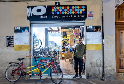 El italiano Michelangelo Damicis en su tienda Mo'bike de Valencia.