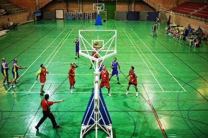 Partido amistoso en el pabellón de Burjassot.