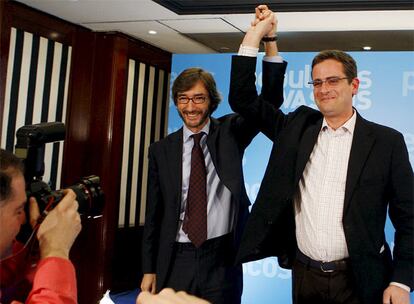 El presidente del PP vasco y candidato a lehendakari, Antonio Basagoiti, y el presidente del partido en Vizcaya, Iñaki Oyarzabal, saludan tras la rueda de prensa ofrecida minutos después de conocer los resultados.