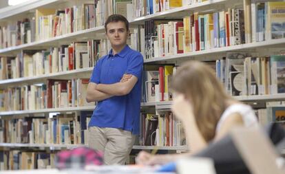 Pablo Polzer, estudiante que hará el MBA de Yale, posa en la biblioteca de la UPV en San Sebastián.