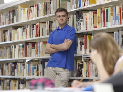 Pablo Polzer, estudiante que hará el MBA de Yale, posa en la biblioteca de la UPV en San Sebastián.