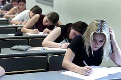 Estudiantes de selectividad realizando las pruebas finales en la Universidad Pompeu Fabra de Barcelona.