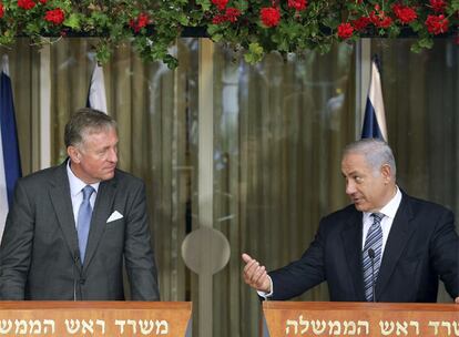 Los primeros ministros checo, Mirek Topolanek (izquierda), e israelí, Benjamín Netanyahu, en Jerusalén.