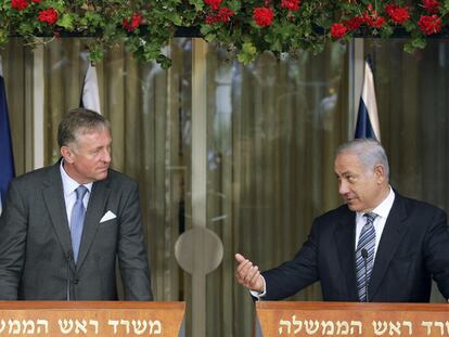 Los primeros ministros checo, Mirek Topolanek (izquierda), e israelí, Benjamín Netanyahu, en Jerusalén.