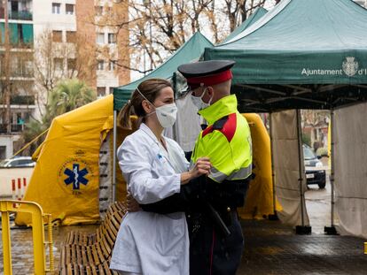 Homenaje al personal sanitario del Hospital de Igualada, una de las zonas más castigadas por el coronavirus.