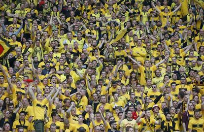 Los aficionados del Borussia Dortmund animan a su equipo durante el partido contra el Bayern Munich en la final de la liga alemana, en Berlín. 17 de mayo 2014.