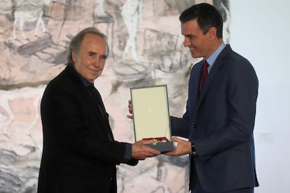 
El cantante y compositor Joan Manuel Serrat recibió este martes la Gran Cruz de la Orden Civil de Alfonso X el Sabio de manos del presidente del Gobierno, Pedro Sánchez, quién sentenció que se zanja con este galardón “una deuda de los españoles” por su carrera y su contribución a la cultura y al arte”.