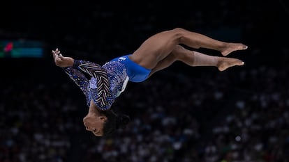La gimnasta estadounidense Simone Biles compitiendo en los Juegos Olímpicos de París 2024.