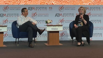 La ex secretaria de Estado de EE UU, Hillary Clinton, durante la 86 edición de la Convención Bancaria, en Mérida (Yucatán), este viernes.