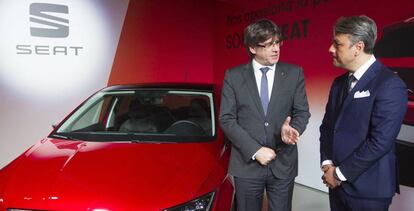 El presidente de la Generalitat, Carles Puigdemont (i), y el presidente de Seat, Luca de Meo (d)