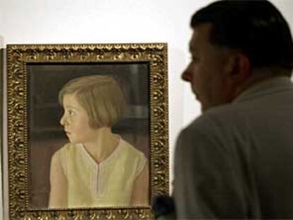 Un visitante ante el cuadro <i>Retrato de María Martínez Cabrero</i> (1931), de Antonio López Torres.