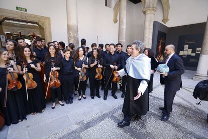 La orquesta de la UGR que interpretó el Himno a la Alegría, saluda a Miguel Ríos tras el acto.