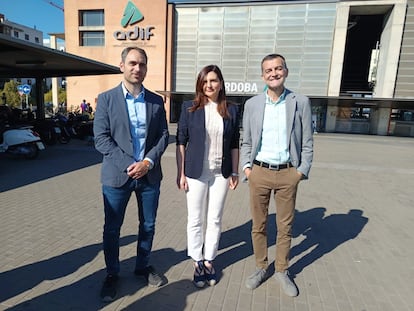 El coordinador de IU Andalucía, Toni Valero; la hija de Julio Anguita, Ana Anguita, y el coordinador federal de IU, Antonio Maíllo.
REMITIDA / HANDOUT por IZQUIERDA UNIDA
Fotografía remitida a medios de comunicación exclusivamente para ilustrar la noticia a la que hace referencia la imagen, y citando la procedencia de la imagen en la firma
16/05/2025