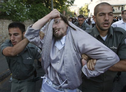 Detenidos 28 judíos ortodoxos en Jerusalén por protestar contra la apertura en sábado de un aparcamiento municipal.