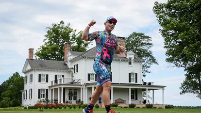 Un participante de la carrera IRONMAN 70.3 Eagleman en Cambridge, Maryland.