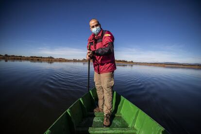 Carlos Ruiz de la Hermosa, director y conservador del Parque Nacional de las Tablas de Daimiel percha con una barca en la zona inundada. La profundidad media del humedal es de unos 70 centímetros.