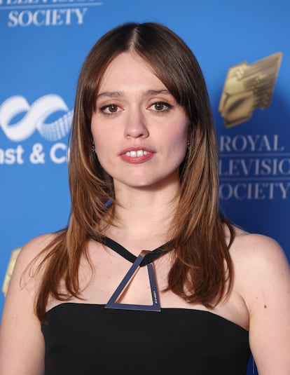 Aimee Lou Wood - El personaje de Chelsea en la celebrada tercera temporada de 'The White Lotus' es probablemente uno de los más carismáticos del 'resort' tailandés y la sonrisa natural de Aimee Lou Wood ('Sex Education') tiene parte de la culpa. “No puedo creer el impacto que están teniendo mis dientes”, dijo la actriz durante su paso por el programa de Jonathan Ross, “los estadounidenses no lo superan”. Su hastío respecto a lo mediático de sus paletas es tal que ha acabado pidiendo en una entrevista reciente “que se deje de hablar de mis dientes de una jodida vez”. Las sonrisas imperfectas de los británicos son un estereotipo tan extendido en Estados Unidos que hasta el actor Mike Myers se colocó una prótesis con los dientes torcidos para dar vida al personaje Austin Powers en la saga cinematográfica de comedias de acción.