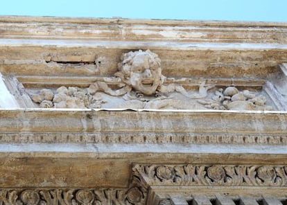 Detalle de los desprendimientos en la mampostería de mármol de la Fontana di Trevi en Roma.