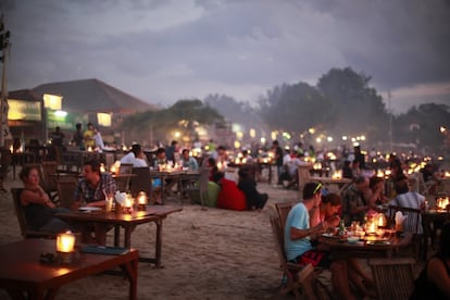 Enormes gambas frescas marinadas en lima y ajo, y asadas sobre cáscaras de coco. Un toque rosado en el horizonte tras la puesta de sol. Estrellas centelleando en el cielo. Una cómoda silla en la playa; los pies juegueteando con la arena. Una cerveza bien fría y fuentes de pescado fresco llegado esa misma mañana al mercado cercano; las parrillas de playa en Jimbaran, como las de Warung Ramayana, local veterano y muy popular, prometen una velada inolvidable.