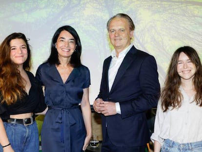 En el centro, Carmen Ponce, directora de sostenibilidad, y Etienne Strijp, presidente de Heineken España; Belén Hinojar y Carmen Huidobro, de Climabar.  