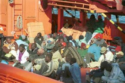 Decenas de inmigrantes del <i>Olomne</i> son trasladados en una patrullera a la isla de Tenerife.
