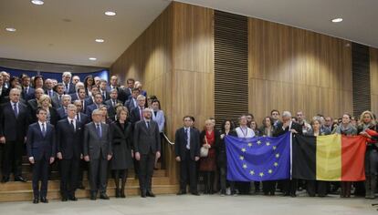 El primer ministro francés, Manuel Valls, el rey Felipe de Bélgica, el presidente de la Comisión Europea, Jean-Claude Juncker; la reina Matilde de Bélgica, y el primer ministro belga, Charles Michel, se suman al minuto de silencio celebrado en memoria de las víctimas de los atentados de Bruselas, en la sede de la CE en Bruselas (Bélgica), el 23 de marzo de 2016.