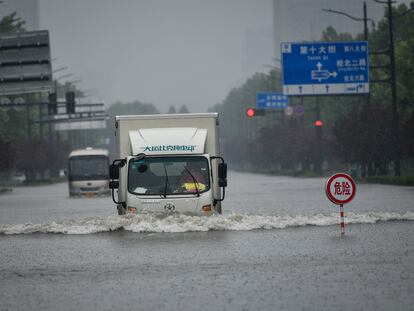 Uma avenida alagada pelas chuvas torrenciais na cidade de Zhengzhou, província de Henan (centro da China), em 20 de julho.
