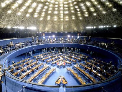 O plen&aacute;rio do Senado refletido em um espelho, &agrave;s 15h50 deste s&aacute;bado. Mais jornalistas que senadores.