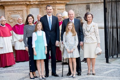 Los reyes y sus hijas, con los reyes eméritos, en la Misa de Pascua de 2018 en Palma de Mallorca.