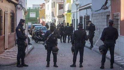 Operación contra el narcotráfico en el barrio de La Atunara de La Línea.