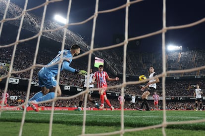 Julián Álvarez (centro) marca el segundo gol del Atlético ante el Valencia.