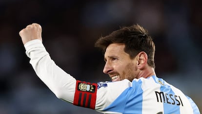 Lionel Messi celebra su tercer gol en el Estadio Monumental, Buenos Aires, este jueves.