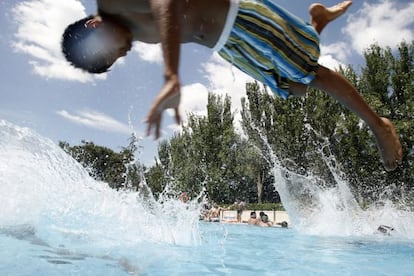 Usuarios de la piscina del polideportivo de la Casa de Campo (Madrid), el pasado 28 de mayo.