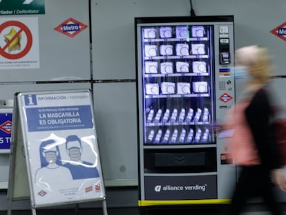 Una de las nuevas máquinas de 'vending' de mascarillas e hidrogel del Metro de Madrid