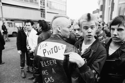 Varios aficionados se re&uacute;nen en Londres el 4 de febrero de 1980, a un a&ntilde;o de la muerte de Sid Vicious, para recordar al bajista y vocalista de Sex Pistols. 