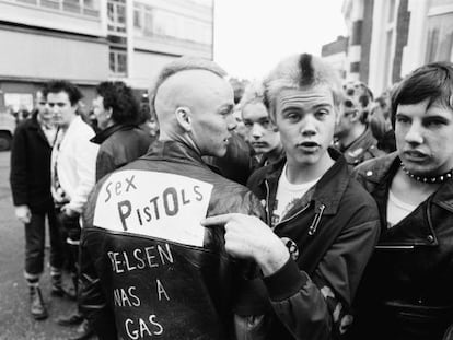 Varios aficionados se re&uacute;nen en Londres el 4 de febrero de 1980, a un a&ntilde;o de la muerte de Sid Vicious, para recordar al bajista y vocalista de Sex Pistols. 