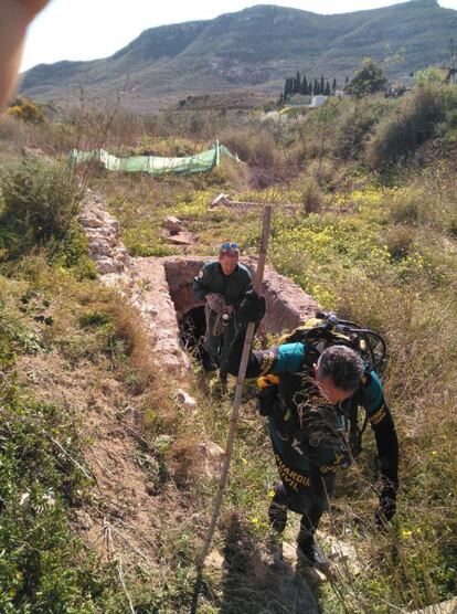 Los agentes abandonan la canalización, tras revisar todo su recorrido.