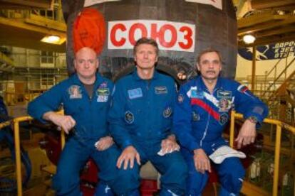 El astronauta de la NASA Scott Kelly (izquierda) y los cosmonautas rusos Gennady Padalka  (centro) y Mijail Kornienko, ante la nave Soyuz TM en la que viajar&aacute;n a la Estaci&oacute;n Espacial Internacional. 