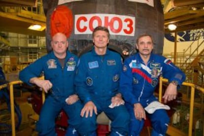 El astronauta de la NASA Scott Kelly (izquierda) y los cosmonautas rusos Gennady Padalka  (centro) y Mijail Kornienko, ante la nave Soyuz TM en la que viajar&aacute;n a la Estaci&oacute;n Espacial Internacional. 