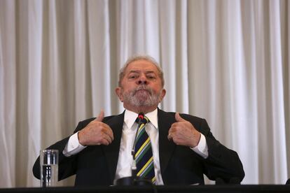 El expresidente brasileño Luiz Inácio Lula da Silva habla en una rueda de prensa con corresponsales extranjeros en Sao Paulo (Brasil).