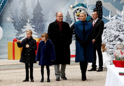 El príncipe Alberto II de Mónaco, la princesa Charlene de Mónaco y sus hijos mellizos, Jacques y Gabriella, asisten a la inauguración de la tradicional ceremonia navideña en el Palacio de Mónaco el 14 de diciembre de 2022. 