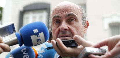 El ministro de Economía en funciones, Luis de Guindos, realiza declaraciones a los periodistas. EFE/Archivo