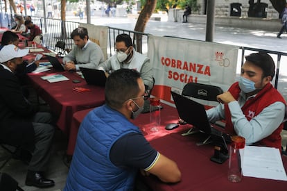 Personal del Infonavit ayuda a ciudadanos a realizar trámites relacionados con créditos para la vivienda, en Ciudad de México