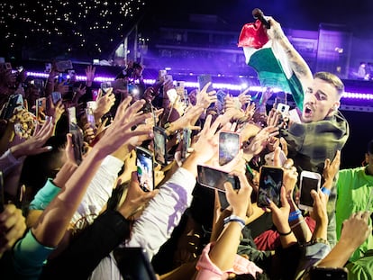 Rels B baja del escenario para saludar, con una bandera mexicana, a algunos de los 65.000 espectadores que llenaron el pasado 6 de mayo el Foro Sol de Ciudad de México.