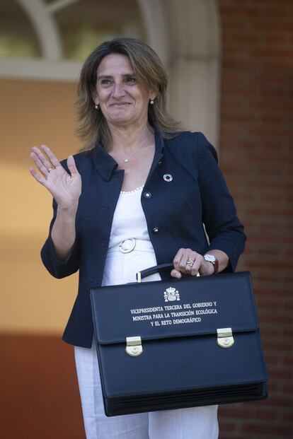 La vicepresidenta tercera y ministra para la Transición Ecológica y el Reto Demográfico, Teresa Ribera, posa a su llegada al Palacio de la Moncloa.