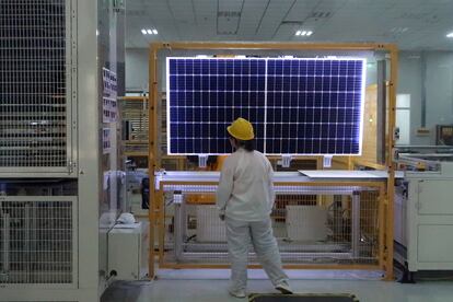 Un trabajador realiza un control de calidad de un módulo solar en una fábrica de LONGi, en China.