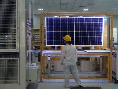 Un trabajador realiza un control de calidad de un módulo solar en una fábrica de LONGi, en China.