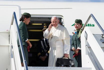 Francisco saluda a los periodistas congregados en el Aeropuerto de Roma antes de emprender el viaje oficial a Colombia.